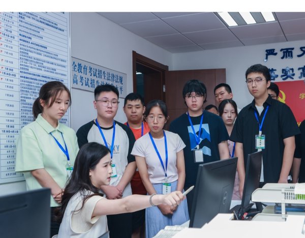 掌乐策略 模拟投档有何作用？考生代表亲历2025高招录取现场，明日可查录取结果